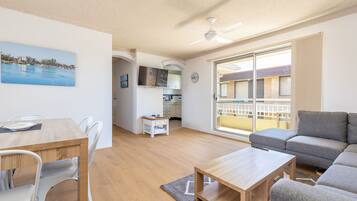 Apartemen | Area keluarga | TV layar datar