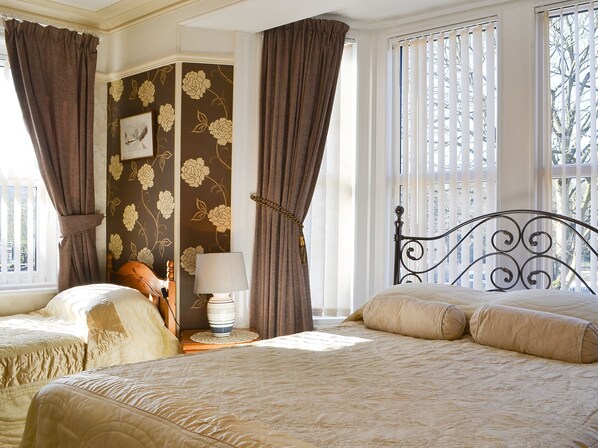 5 bedrooms, free WiFi, bed sheets