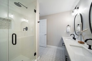 Ensemble douche/baignoire, sèche-cheveux, serviettes fournies