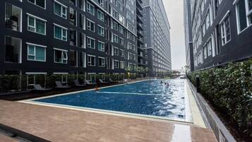 สระว่ายน้ำกลางแจ้ง