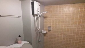 A bathroom with a toilet, sink, and shower. - Room-poppular Palace Don Mueang Bangkok (Pak Kret)