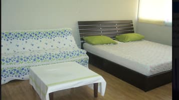 Dormitorio compartido, 1 habitación, vista a la ciudad | 1 habitación y ropa de cama