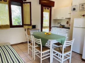 Villa, 3 Bedrooms, Patio, Garden View | Dining room
