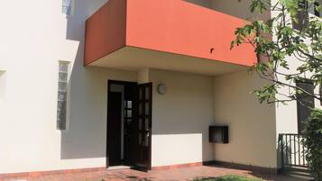 Apartment, 2 Bedrooms, Patio, Garden View | Front of property