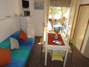 Apartment, 2 Schlafzimmer, Balkon, Stadtblick | Wohnzimmer | Fernseher