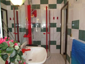 Apartment, 1 Schlafzimmer, Raucher, Balkon | Badezimmer | Handtücher