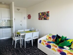 Departamento, 2 habitaciones, balcón, vista al océano | Comedor