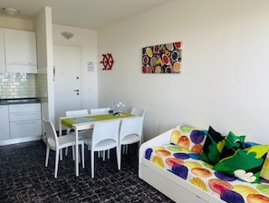 Apartamento, 2 quartos, sacada, vista para o oceano | Sala de jantar