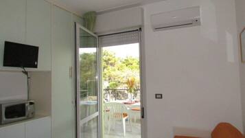 Apartment, 1 Bedroom, Balcony, City View | Dining