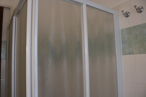Monolocale, 1 camera da letto, balcone, vista giardino | Dotazioni del bagno
