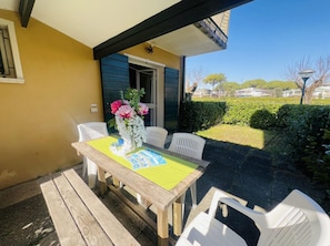 Villa, 2 Schlafzimmer, Balkon, Gartenblick | Speisen im Freien