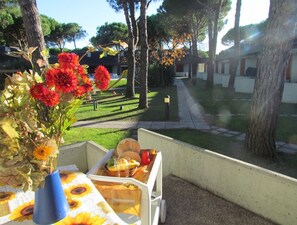 Apartamento, 2 quartos, varanda, vista para o jardim | Fachada