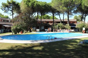 Apartamento, 2 quartos, varanda, vista para o jardim | Piscina | Piscina externa