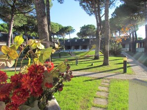 Apartamento, 2 quartos, varanda, vista para o jardim | Fachada