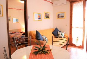 Apartment, 1 Schlafzimmer, Balkon, Stadtblick | Wohnbereich | Fernseher