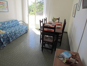 Appartement, 2 chambres, balcon | Salle à manger