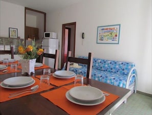 Appartamento, 2 camere da letto, balcone | Area soggiorno | TV