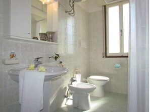 Apartamento, 2 quartos, sacada | Banheiro