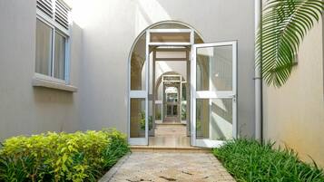 Room, 1 Bedroom, Accessible, Smoking | Hallway