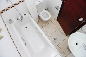 Chambre, 1 chambre, accessible aux personnes à mobilité réduite, fumeur | Salle de bain | Articles de toilette (gratuits), séchoir à cheveux, pantoufles