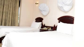 Room, 1 Bedroom, Accessible, Smoking | 1 bilik tidur, seterika/papan seterika, cadar katil