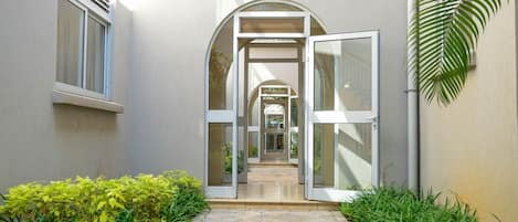 Room, 1 Bedroom, Accessible, Smoking | Hallway