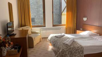 Room, 1 Bedroom, City View | Living area