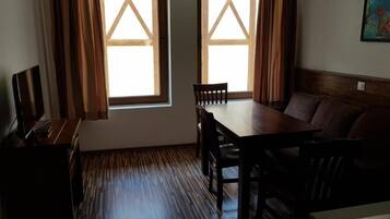 Room, 1 Bedroom, City View | Living room