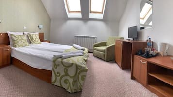Room, 1 Bedroom, City View | Room amenity