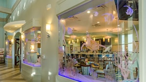 Un hall d’hôtel doté d’une vitrine où sont exposées des décorations sur le thème de la mer.