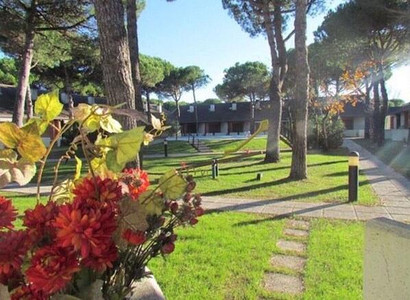 Apartment, 2 Schlafzimmer, Terrasse, Gartenblick | Unterkunftsgelände