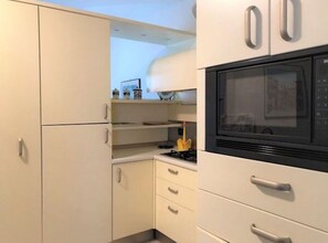 Apartamento, 2 habitaciones, patio, vistas al jardín | Cocina privada | Frigorífico, microondas y utensilios de cocina