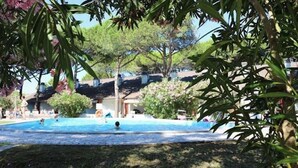 Apartment, 2 Schlafzimmer, Terrasse, Gartenblick | Pool | Außenpool