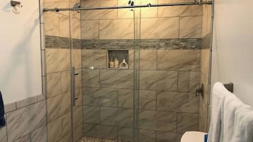 House, 3 Bedrooms, Patio, River View | Bathroom | Soap, shampoo