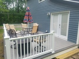 Una terraza con mobiliario exterior y una mesa cubierta.