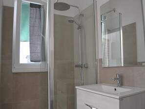 Apartment, 3 Schlafzimmer, Raucher, Balkon | Badezimmer | Dusche, Handtücher