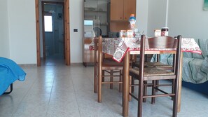 Appartement, 2 chambres, fumeurs, balcon | Restauration