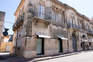 A historic building with ornate architectural details, including balconies and decorative moldings. - Palazzo Nicastro Guest House Red (Avola)