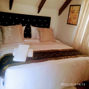 Zimmer, 1 Schlafzimmer, barrierefrei, Raucher | 1 Schlafzimmer, kostenloses WLAN