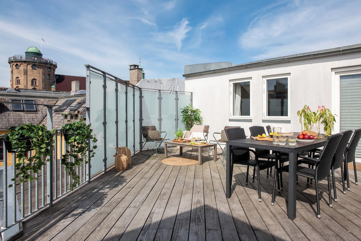 Lejlighed - 2 soveværelser - terrasse - byudsigt | Udendørs spisemuligheder