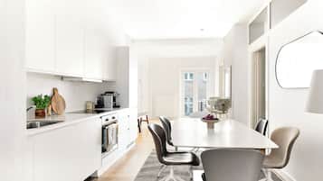 Apartamento, 3 habitaciones, balcón, vistas a la ciudad | Comedor