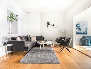 Appartement, 3 chambres, balcon, vue sur la ville | Salle de séjour | Téléviseur