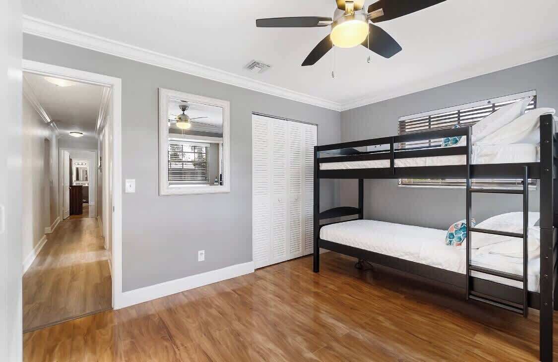3 chambres, bureau, fer et planche à repasser, lit de bébé portatif