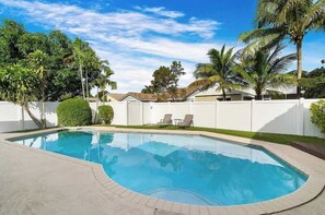 Una piscina al aire libre, una piscina climatizada