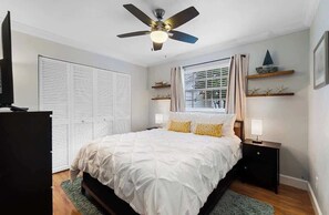 3 Schlafzimmer, Schreibtisch, Bügeleisen/Bügelbrett, Reisekinderbett