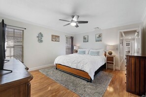 3 bedrooms, desk, iron/ironing board, travel cot