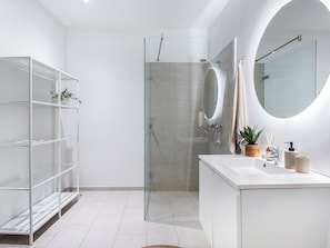 Apartment, 3 Bedrooms, Balcony, City View | Bathroom