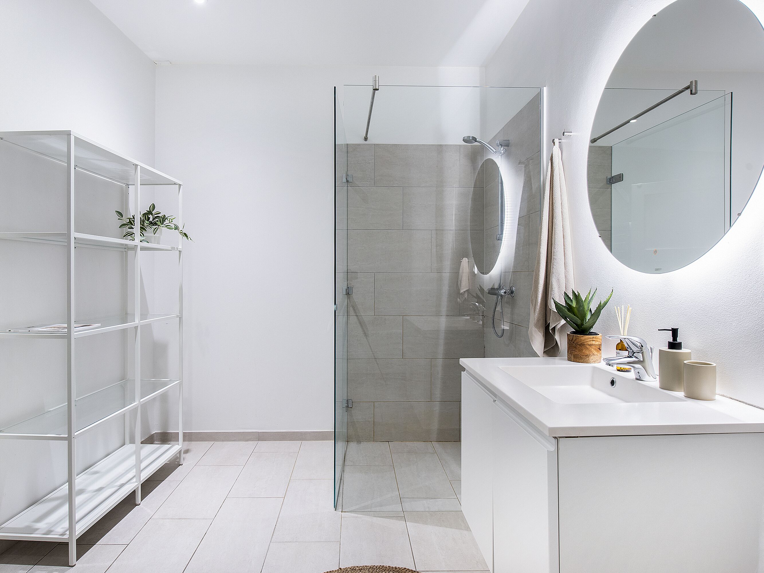 Apartment, 3 Bedrooms, Balcony, City View | Bathroom | Free toiletries, towels