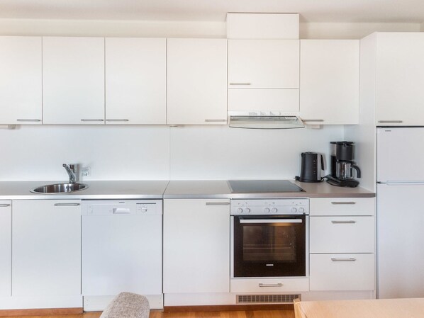 Refrigerador, microondas, lavavajillas y utensilios de cocina 