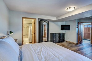 4 bedrooms, iron/ironing board, travel crib, free WiFi
